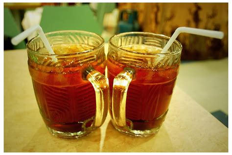 Jus es krim minuman ringan milkshake, jus buah, empat jus rasa dalam. Sebuah Gambar Berjuta Cerita: Teh Obeng / Es teh manis....