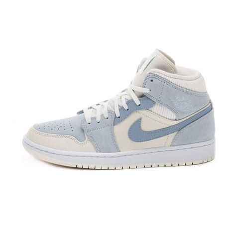 Over the years, they have managed to conquer the urban street style of hip hop aesthetics, establishing themselves as a classic among both basketball players and urbanites alike, with a model that is. Buy online Nike Air Jordan 1 Mid in Summit White ...