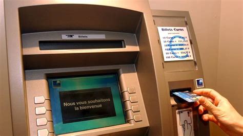 Le distributeur automatique de billets est un ordinateur placé dans un lieu public (banque, ) qui permet à un client qui recourt, à une carte magnétique et à un code confidentiel, de retirer des. Distributeurs de billets : alerte au " cash trapping " à Niort