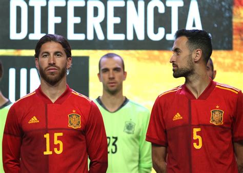 Las últimas noticias de la selección española, calendarios, resultados, etc. Los internacionales españoles presentan la camiseta de la ...