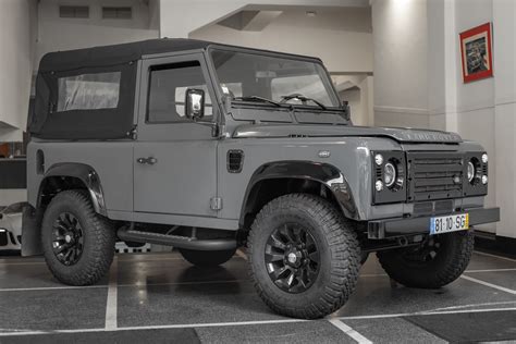 When you can't tell it's used, it's land rover approved. 2001 Land Rover Defender 90 «Soft Top» Td5 - Bruno Pinho