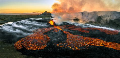 Amazing Footage Of The Volcanic Eruption Photographing Iceland