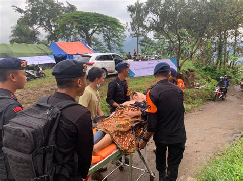 Gegara Jalur Terputus Brimob Evakuasi Korban Gempa Cianjur Pakai Tandu