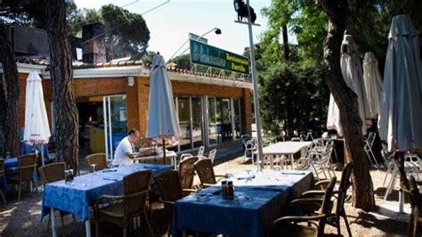 A su sombra, un sencillo mobiliario de hierro. Restaurante La Parrilla del Embarcadero en Madrid, Casa de ...