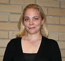 Thea dorns neues buch deutsch, nicht dumpf beschreibt ein zeitgemäßes heimatverständnis in ihrem theaterdebüt inszeniert jungdramatikerin thea dorn ein treffen der beiden deutschen. Thea Dorn