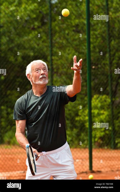 Hombre Senior Activo Jugando A Tenis Fotografía De Stock Alamy