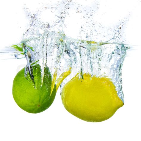 Lime Og Citron Sprøjt Vand Isoleret På Hvid Baggrund Stock Foto