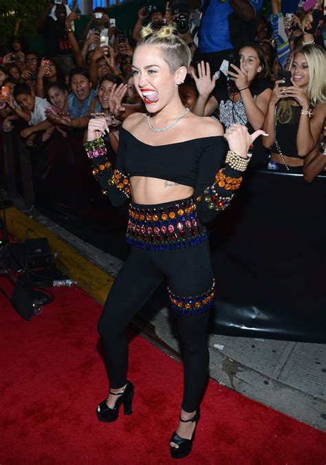 Miley Cyrus 2019 Vmas Performance Outfit Was A Simple Lbd That She