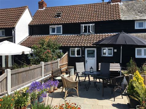 Best stay warm, under cover of thatched cottage. 1 bed Cottage in West Mersea - 9544773 - Stunning ...