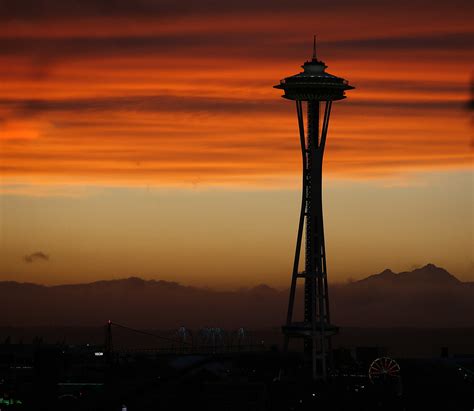 Space Needle At Sunset So I Rented The 70 200mm F28 Is T Flickr