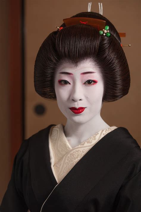 geiko makiko with her new katsura japanese face smile and wave geisha