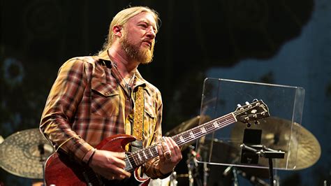 Watch Tedeschi Trucks Bands Spine Tingling “i Am The Moon” Red Rocks Performance Guitarplayer