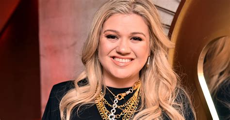 Kelly Clarkson Sports New Bob Hairstyle On The Voice