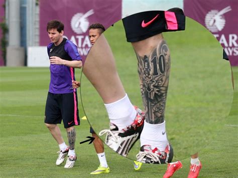 Desde balones o porterías, a retratos de sin duda, el tatuaje de messi más extremo es el diseño en blackout que luce en su pierna izquierda. Tatuaje de Messi y sus significados, homenajes y creencias