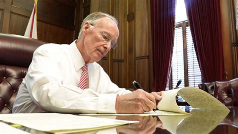 Alabama Governor Resigns Robert Bentley Cuts Deal Steps Down Cnn