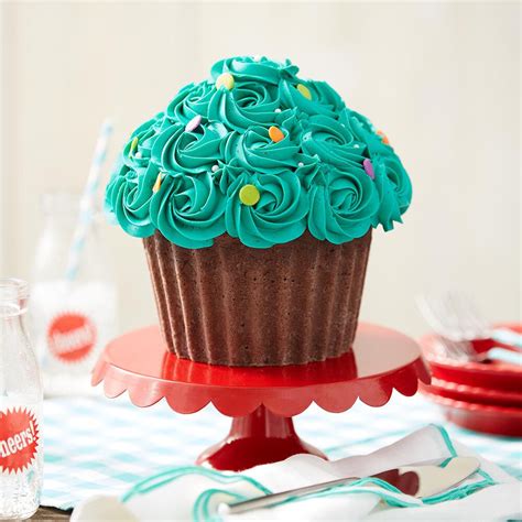 Just saw this giant cupcake pan at home goods.definitely going to have to tutorial: Blooming Cupcake Cake | Wilton