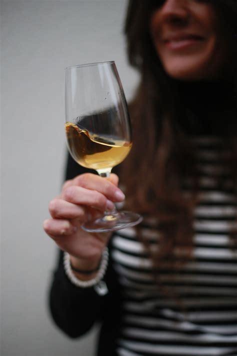 For a 100 ml size, you can consume 82 calories. How many calories in a bottle of wine? | Divino in vino