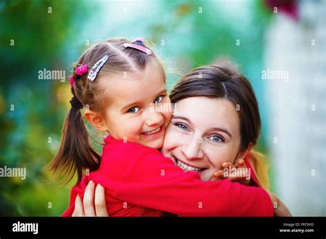 Abrazo De Madre Con Hija Pequeña La Mamá Y El Niño Niña Familia Feliz