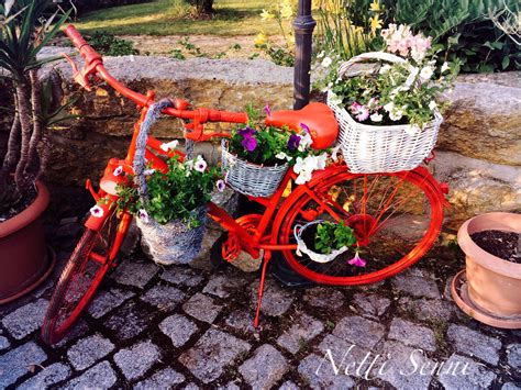Mit oder ohne körbe, mit hohen oder niedrigen sitzen und beliebig vielen zusatzfunktionen. Altes Fahrrad zum Blumenständer umfunktioniert | Deko ...