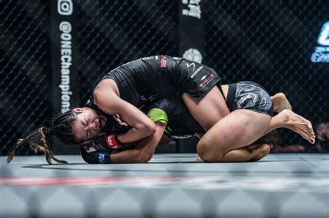 Angela Lee Retains One Womens Atomweight World Championship With Submission Win Over Xiong Jing Nan
