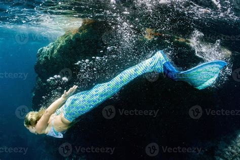 Mermaid Blonde Beautiful Siren Diver Underwater Portrait 20347105 Stock