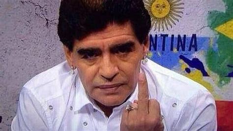 Pelé comemora um gol acompanhado em segundo plano por jairzinho e tostão. Diego Maradona shows Argentina FA chief the finger on live ...