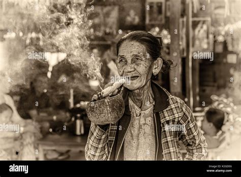 Feliz Y Viejo Arrugado Mujer Fuma Un Gran Cigarro Cheroot En Público Vintage Procesados En