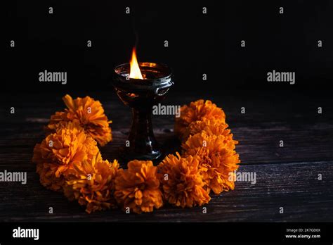Copal mexicano o Copalero para quemar incienso tradicional para el altar en la celebración del