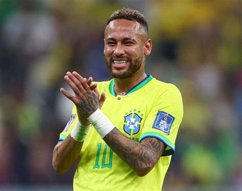 neymar entzweit fans jubeln wenn er sich das bein bricht wm 2022 in katar derstandard at