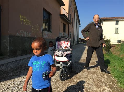 Bergamo Il Prete Che Accoglie Le Donne Profughe E I Loro Bambini