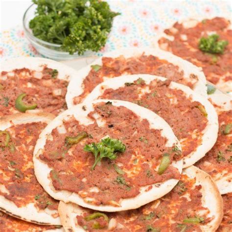 A Yummy Turkish Treat The Lazy Way Lahmacun Like A Pizza Is So