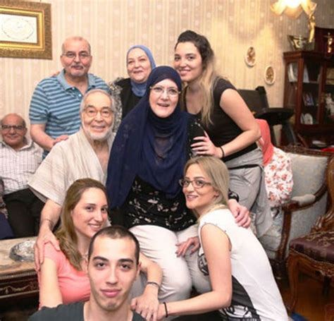 أعلن السيناريست أيمن بهجت قمر، عبر حسابه الشخصي بموقع «فيسبوك» اليوم الأربعاء، وفاة المخرج أحمد المهدي. جولولي | نجل الفنانة المعتزلة شمس البارودي يدخل القفص ...