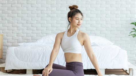 Yoga Im Bett Mit Diesen 5 Übungen In Einen Fitten Morgen Wmn
