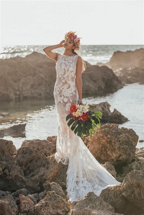 Tropical Boho Wedding Photoshoot in Hawaii - Romantic Hawaiian Wedding