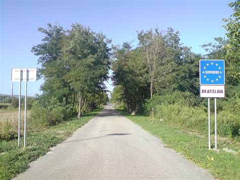 Außer der hauptstadt bratislava kenne ich die slowakei. Datei:Schengen border Slovakia 2.jpg - Wikipedia