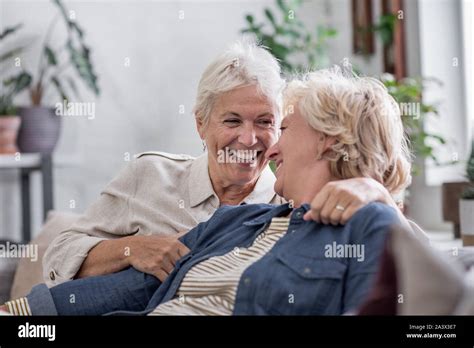 Couple De Lesbiennes Matures à La Maison Sur Canapé Photo Stock Alamy