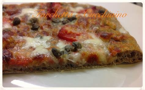 Carlo questa ricetta per la pizza in teglia fatta in casa croccante e con poco lievito è una novità anche per me che… passati 30 minuti da quando avete steso le pizze in teglia, conditele con la salsa di pomodoro ed infornatene 2 per volta (una nella parte bassa del forno ed una nella parte alta). Forchetta e Cucchiaino: Pizza in teglia croccante al grano ...
