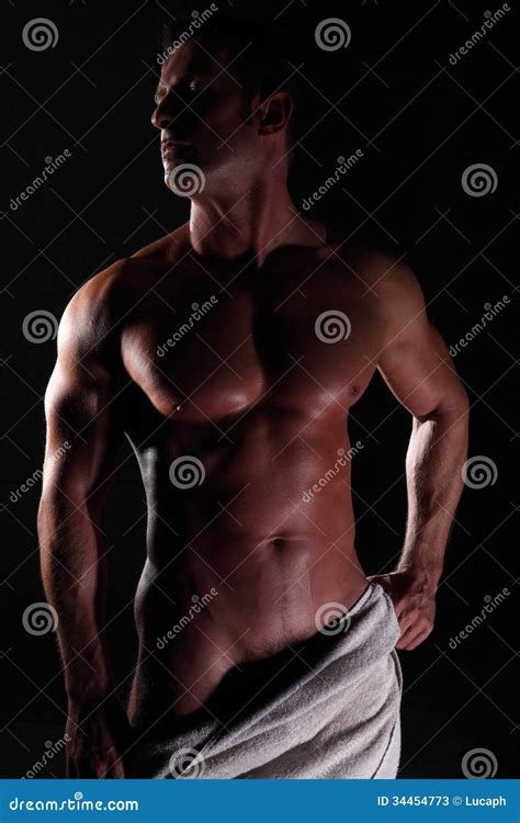 Uomo nudo 库存图片 图片 包括有 肌肉 愤怒 严格 毛巾 投反对票 赤裸 胸口 表皮