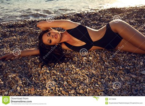Sexy Meisje Met Donker Haar In Zwempak Het Stellen Op Strand Stock Foto