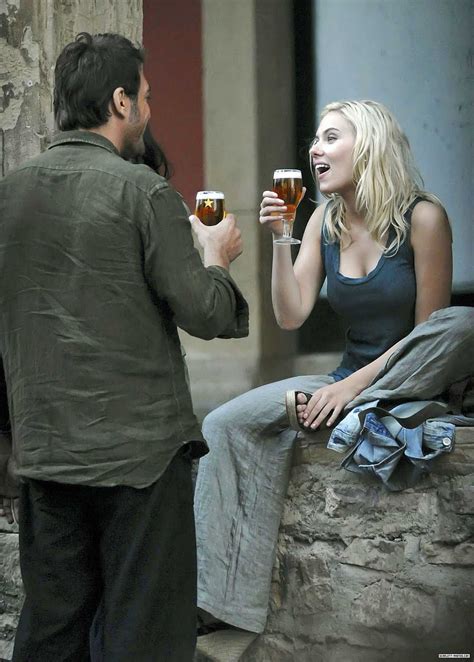 Coleccionismo Cervecero La Rubia Scarlett Johansson Tomando Una Rubia
