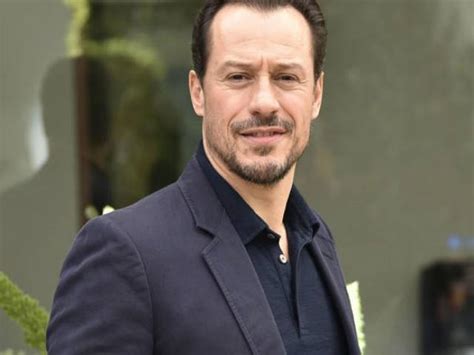 ► stefano accorsi, ottimi rapporti fra la moglie e la ex. Stefano Accorsi: la moglie Bianca Vitali, Laetitia Casta ...