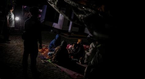 Tem sido afetado por muitos sismos, alguns dos quais violentos, como o do dia 1 de novembro de 1755, que terá sido causado por um acidente. Pelo menos 13 mortos em sismo nas ilhas indonésias de ...