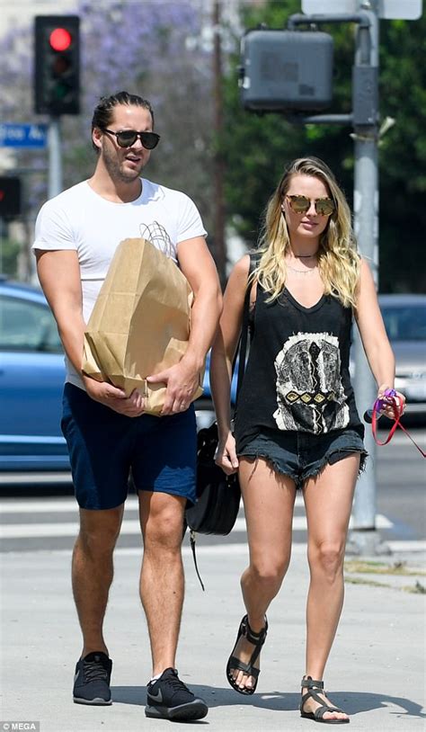 Margot Robbie Flaunts Her Toned Pins In Tiny Daisy Dukes Daily Mail Online