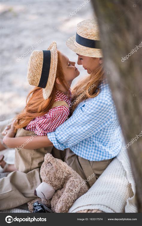 Madre E Hija Abrazándose — Foto De Stock © Arturverkhovetskiy 163317574