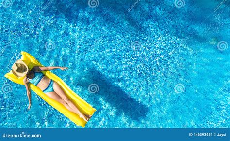 Meisje Het Ontspannen In Zwembad Kind Zwemt Op Opblaasbare Matras En Heeft Pret In Water Op