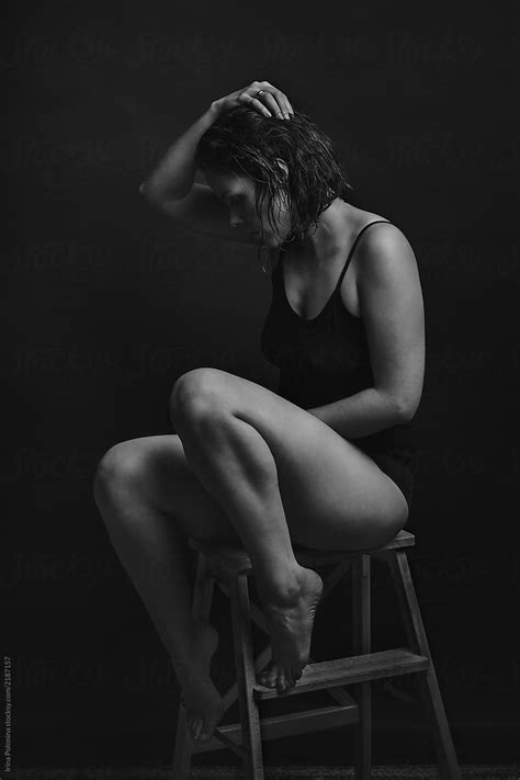 Black And White Portrait Of A Pensive Woman Del Colaborador De