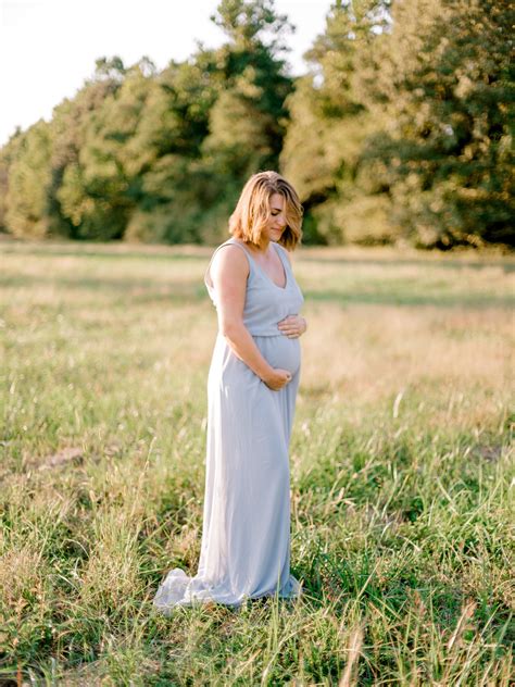 This Maternity Photogrpahy Session Is So Sweet And Romantic This Maternity Dress Is Absolutely
