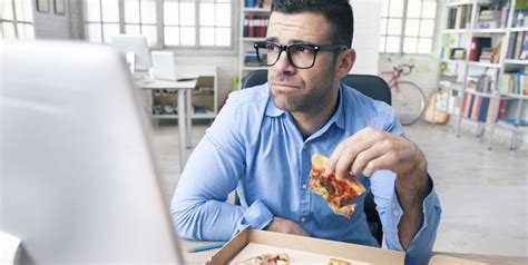6 Reasons Not To Eat Lunch At Your Desk
