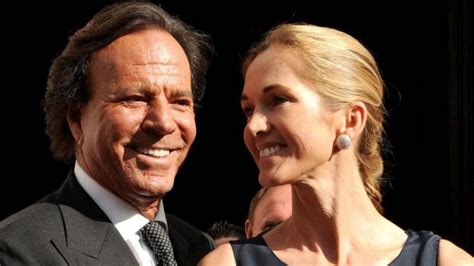 Tras Cumplir A Os As De Hermosa Luce La Esposa De Julio Iglesias