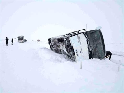 Turistleri taşıyan tur otobüsü devrildi 4 yaralı Dailymotion Video